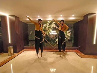 Zanqueros con Show Acrobático y Elegante – Be Party