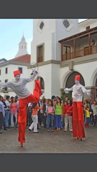 Zanqueros Profesionales con Show Acrobático y Malabares – Be Party Guatemala